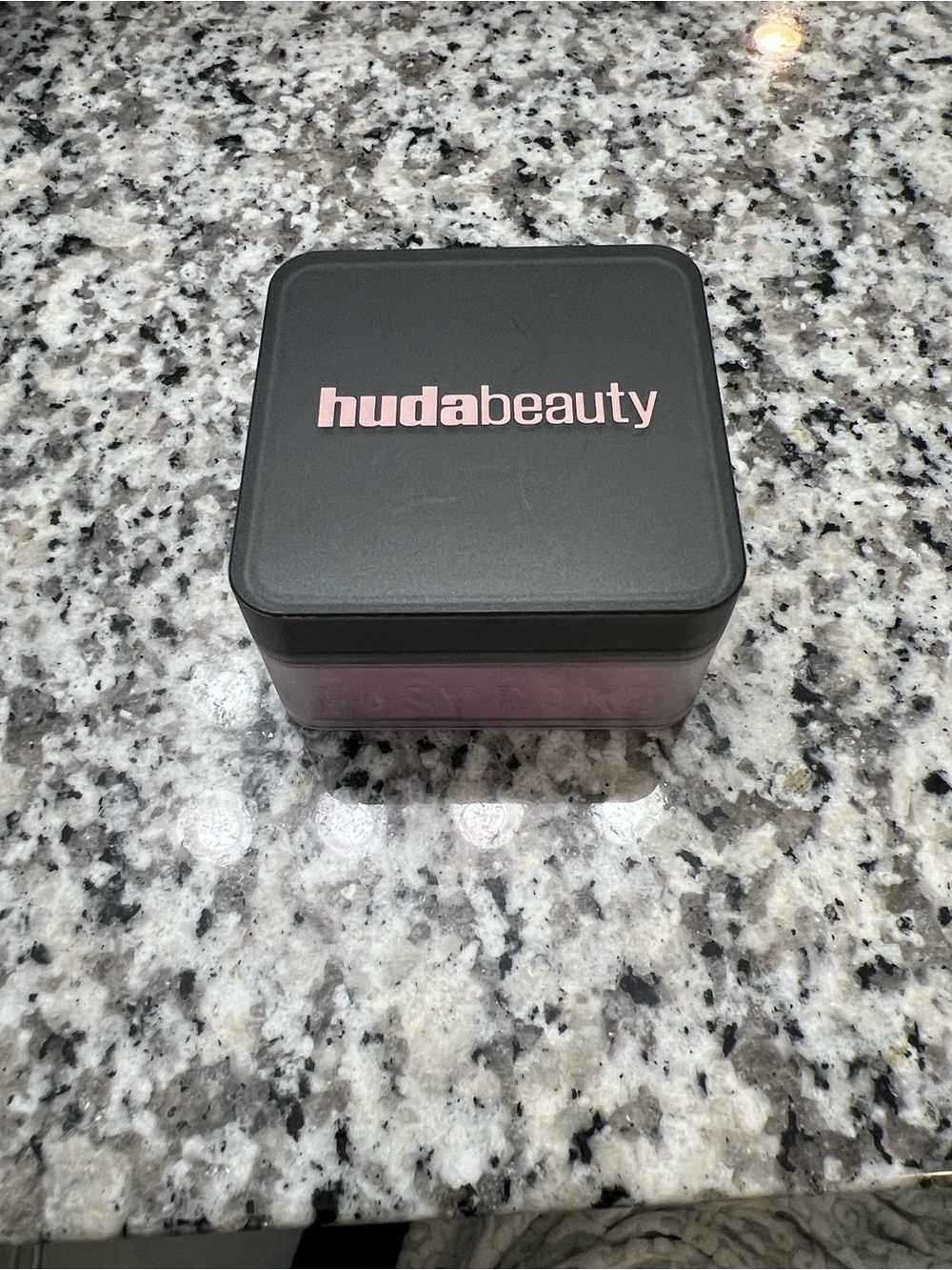 HUDA BEAUTY Birthday Cake Easy Bake Powder